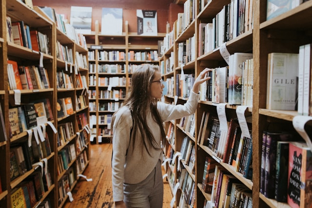 Mujer buscando libros en una libreria