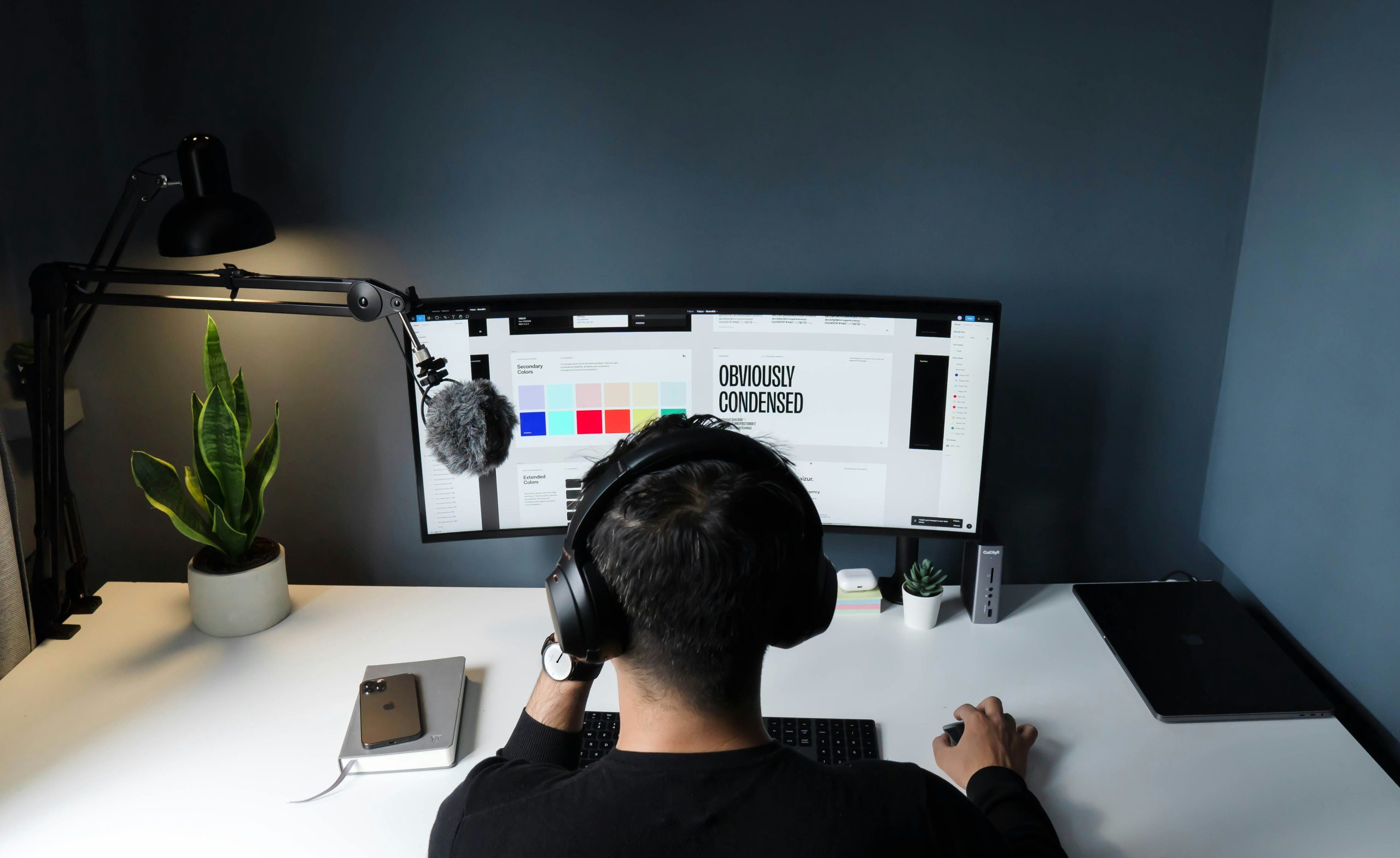 Persona diseñando en su computadora