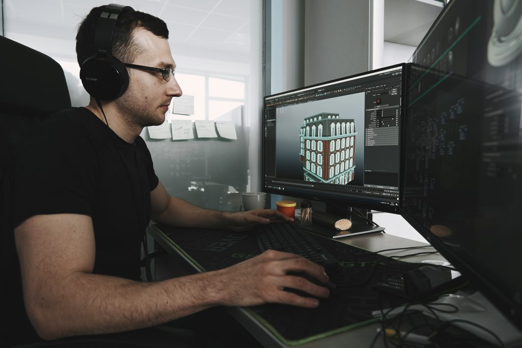 Hombre programando videojuegos en la computadora