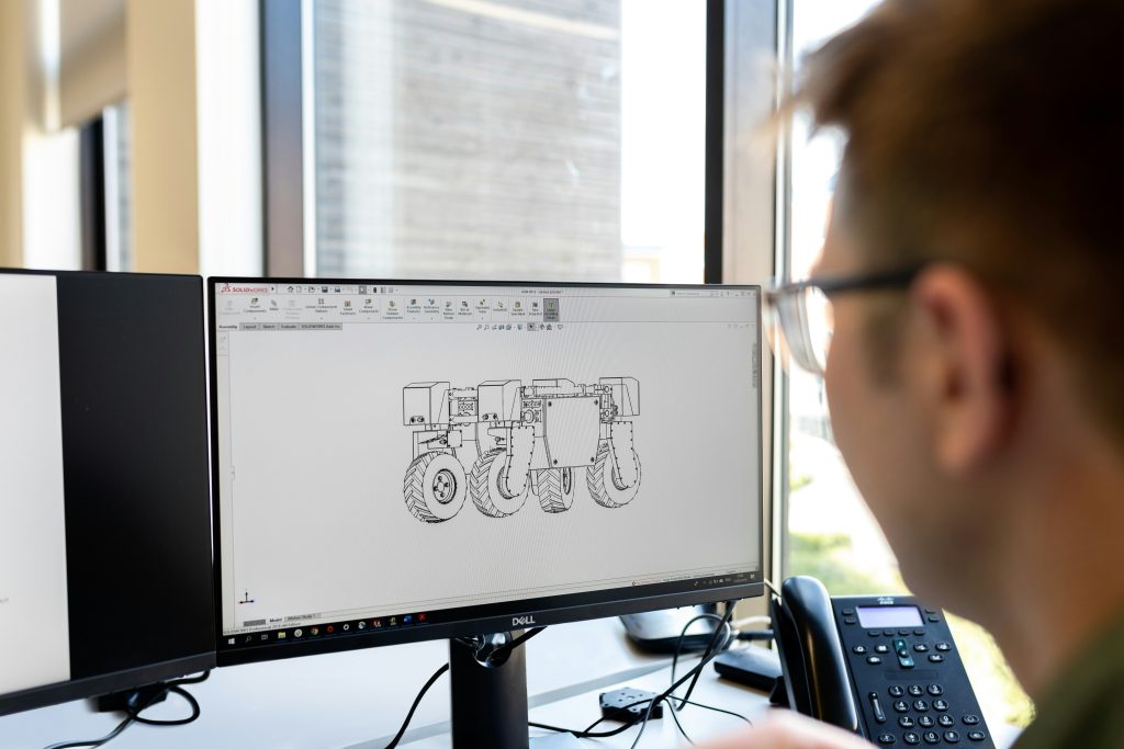 Hombre diseñando en computadora