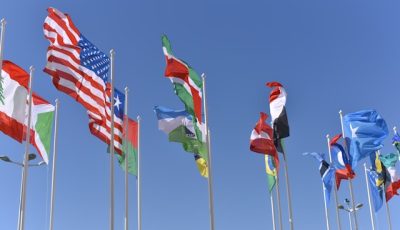 Banderas del mundo, con el fondo del cielo azul