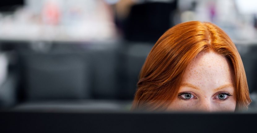 Ojos de una mujer trabajando en una computadora