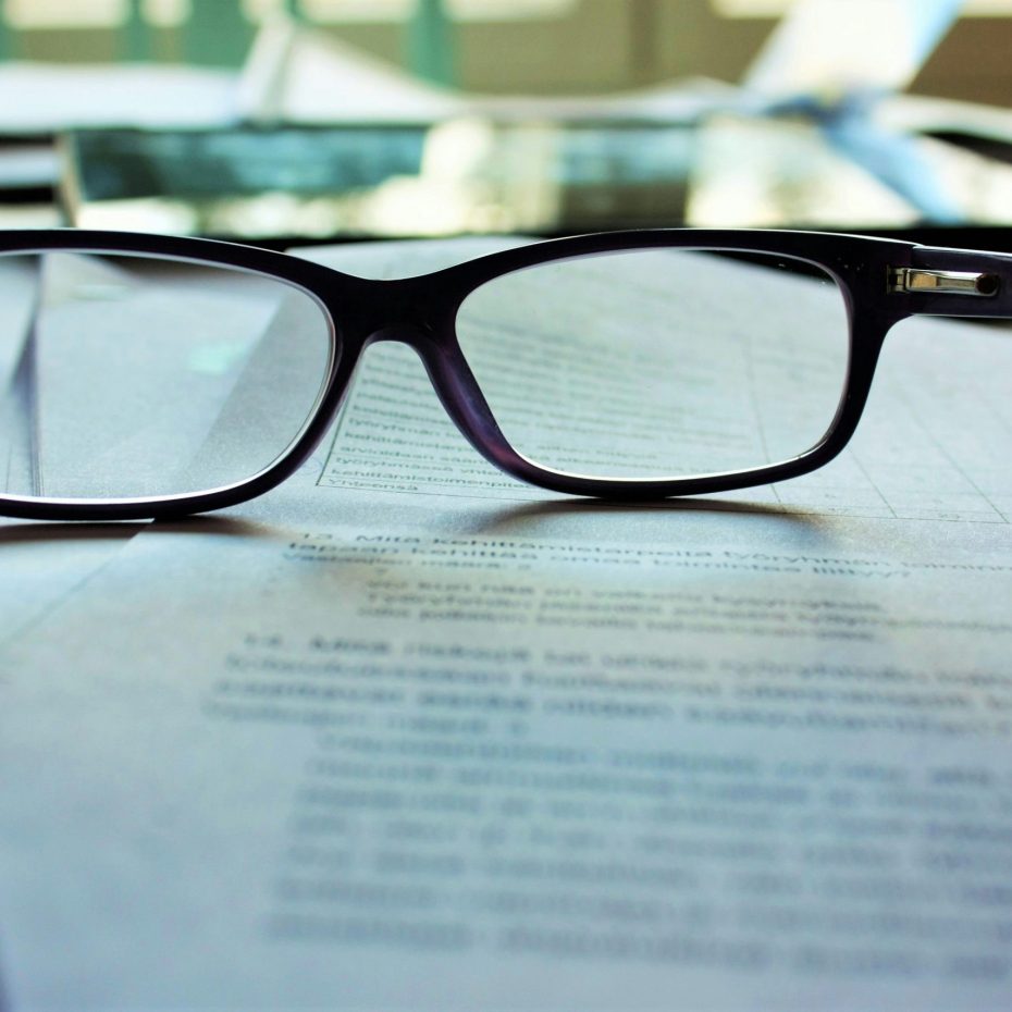 Lentes encima de papeles
